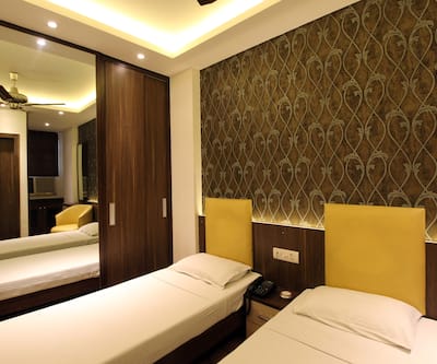 https://imgcld.yatra.com/ytimages/image/upload/t_hotel_yatra_city_desktop/v1431619577/Domestic Hotels/Hotels_New Delhi/Hotel Ridge Maidens/deluxe_13.jpg